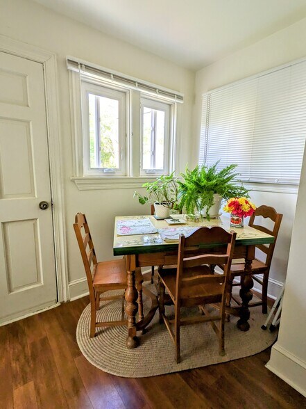 Building Photo - 920 E Railroad Ave