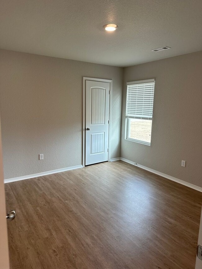Building Photo - Comfort & Space Await — Pre-Leasing 4BR/2BA in Cypress Bend