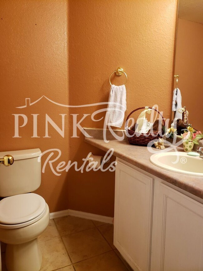 Building Photo - Gorgeous 5 Bedroom Home in D20!