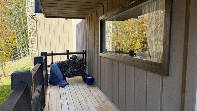 Building Photo - 1081 Cove Rd