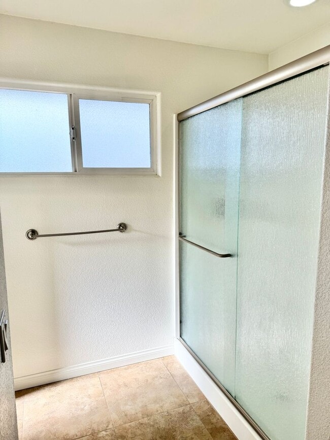 Building Photo - Huge 3 bed 2 bath Home In Storey Park Neig...