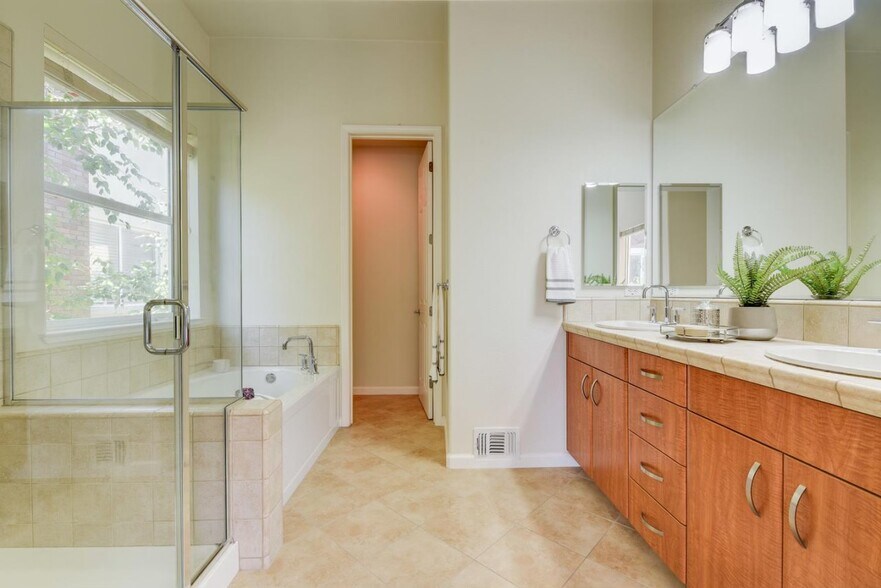 Building Photo - 6541 Bantry Bay St