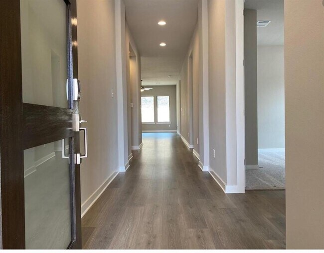 Building Photo - 124 Saturnia Dr