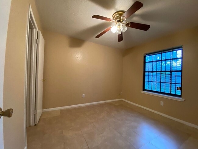 Building Photo - 4 Bed Home for Rent