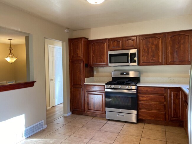 Building Photo - STUDENTS WELCOME! 5 Bedroom 3 Bathroom Bi-Level Single-Family Home in Midtown Fort Collins