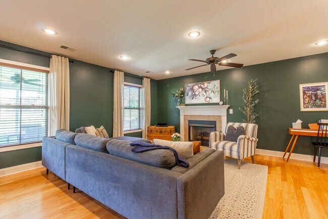 Building Photo - Beautiful 3 Bed/2.5 Bath Home with garage in Jonesborough