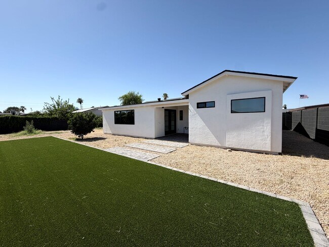 Building Photo - Updated 3 Bed / 2Bath Northeast Phoenix Home Ready for Immediate Move In w/ NO Carpet!