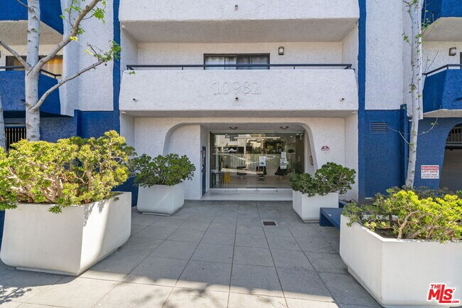 Building Photo - 10982 Roebling Ave