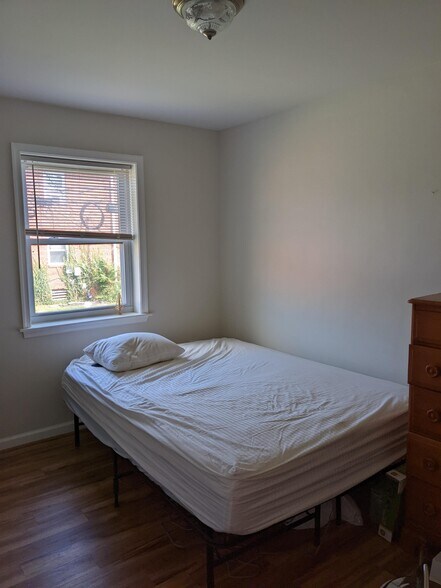 Building Photo - 914 7th St