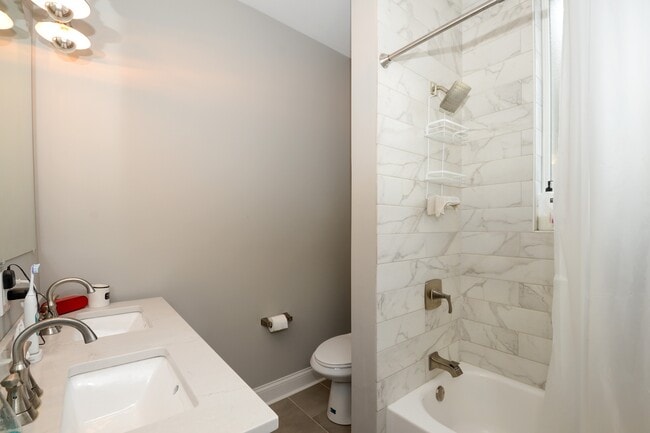 Building Photo - 1545 N Claremont Ave