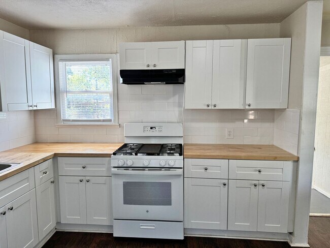 Building Photo - Cute 3 Bed 1 Bath home in Sunnyside Heights