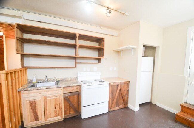 Building Photo - Live/Work Space! Main St Alma!