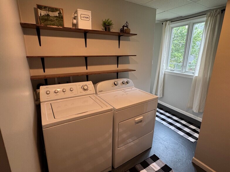 Communal Laundry - 209 N William St