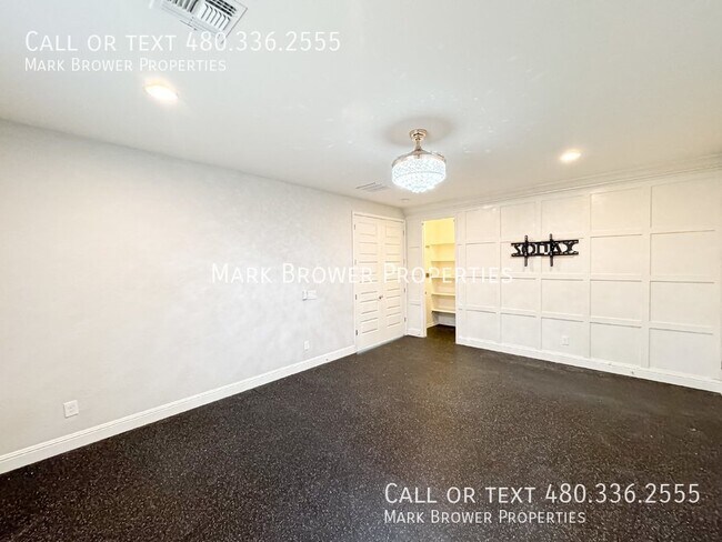 Building Photo - 1042 W Oleander Ave