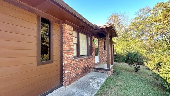 Building Photo - Lovely 3 Bedroom Hidden Gem! Hardwood Floo...