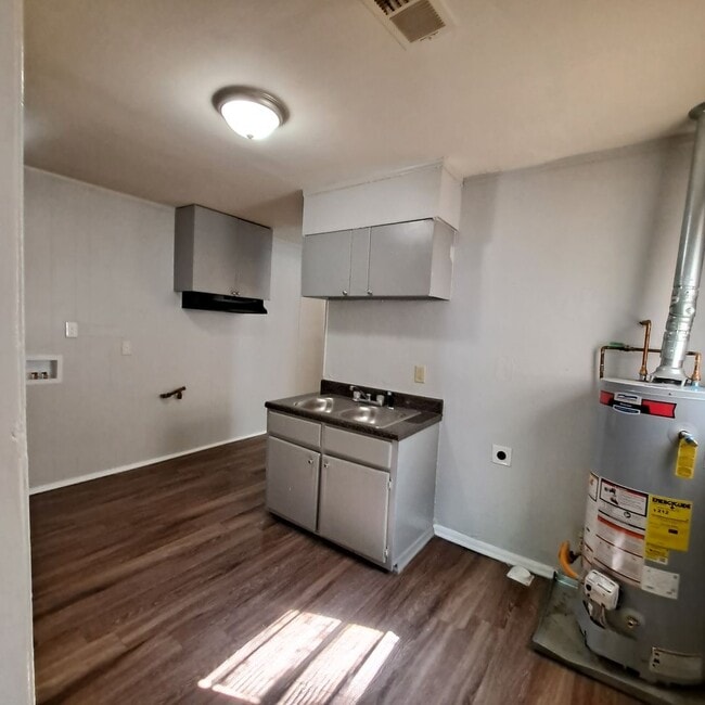 Building Photo - First Month Rent Free!! Welcome to 2655 Whitman!