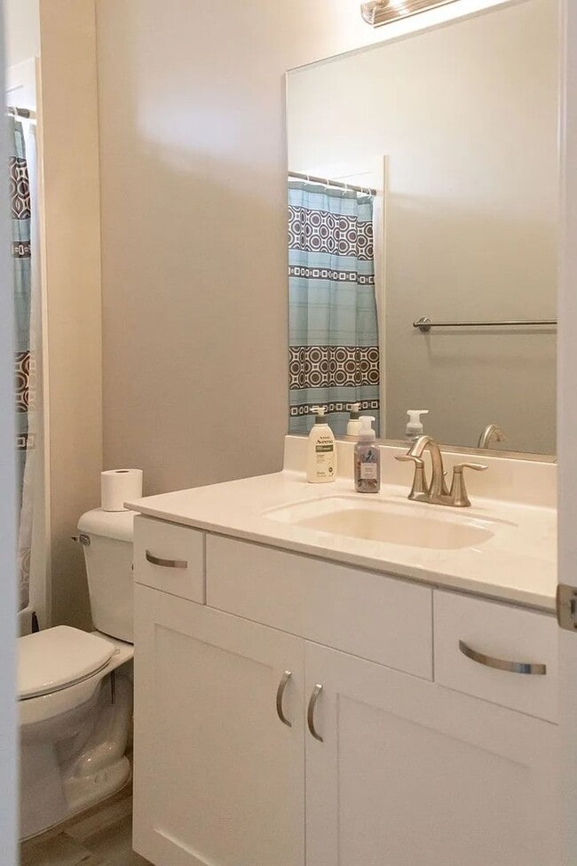 Building Photo - 3 Bedroom Furnished Home! Short term lease!! Available from May 1st - October 31st!