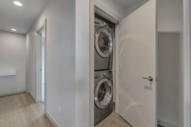 Building Photo - Modern Townhouse with Rooftop Deck & Skyli...