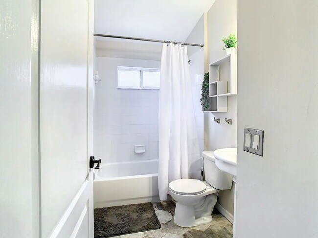 Building Photo - "Spacious 4-Bedroom Haven with 2 Full Baths in Brandon, FL – Your Dream Home Awaits!"
