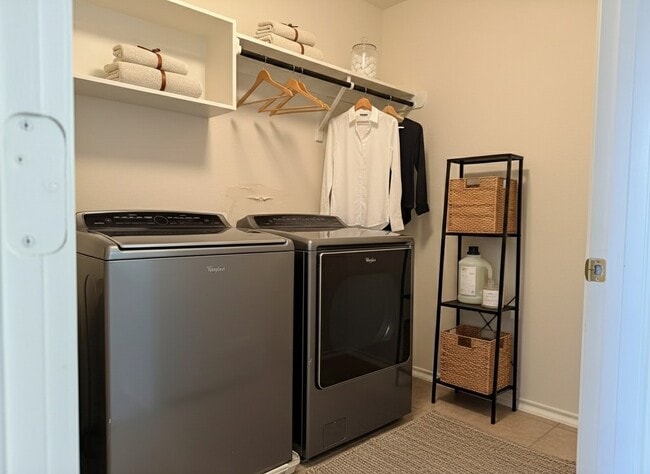 Building Photo - 16623 Newglen Ln