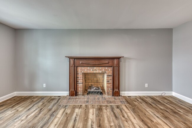 Building Photo - 5 Bedroom / 3.5 Bath Home Blountville, TN