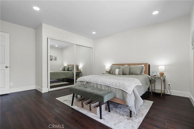 Building Photo - 7425 Vanalden Ave