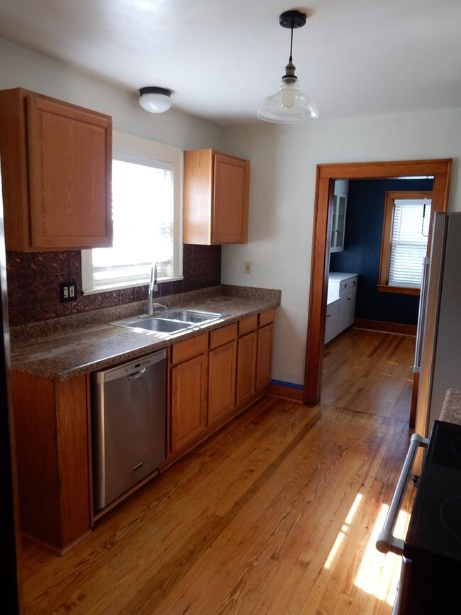 Building Photo - 3 BR home with fantastic location in the h...