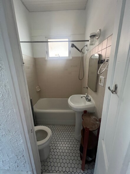 Building Photo - 114 Haws Ave