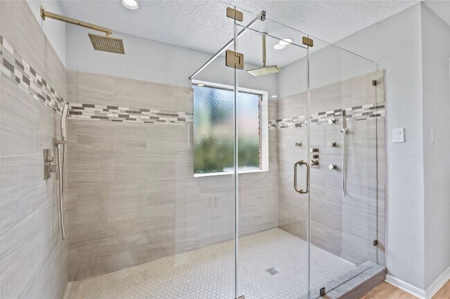 Building Photo - 911 Montview Dr