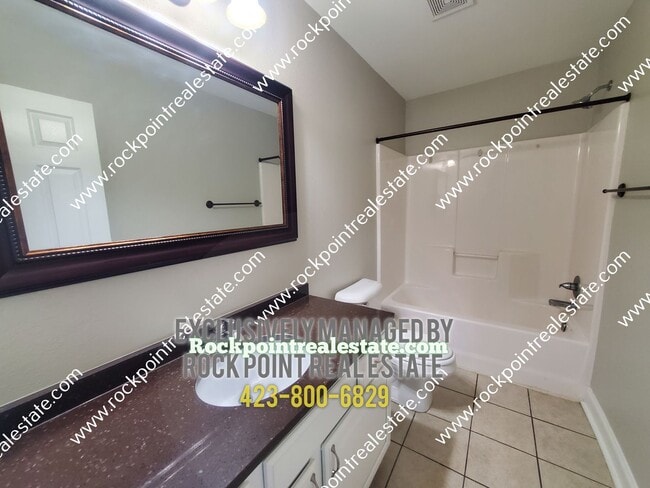 Building Photo - 3 Bedroom 2 Bath Townhouse
