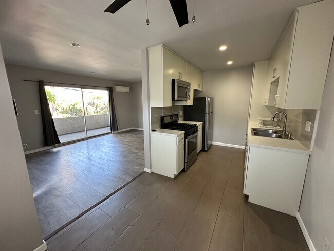 Building Photo - 1547 Saltair S Ave