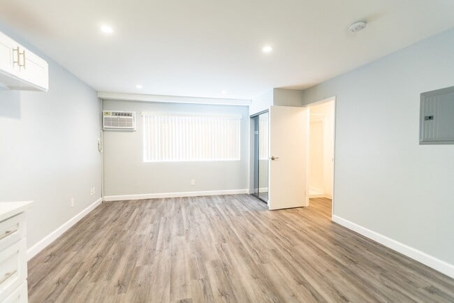 Interior Photo - 226 South Serrano