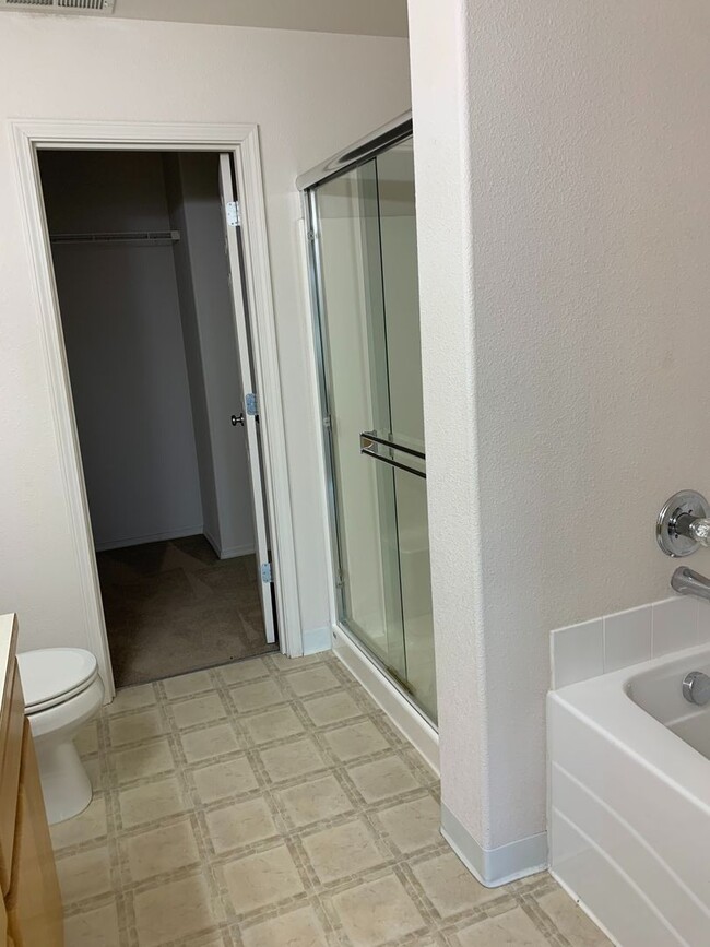 Building Photo - MOVE IN SPECIAL! Spacious 2 Bedroom, 2.5 b...