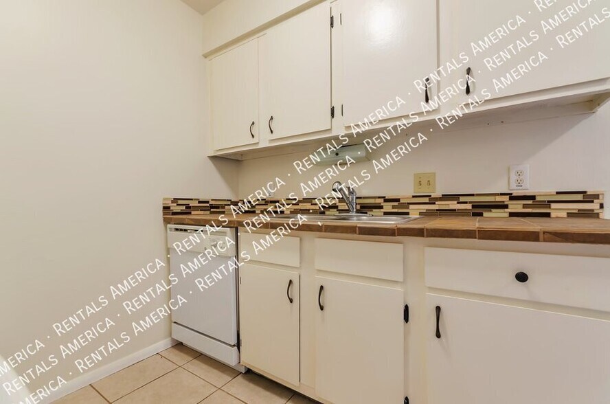 Building Photo - 6311 N Barcelona Ct