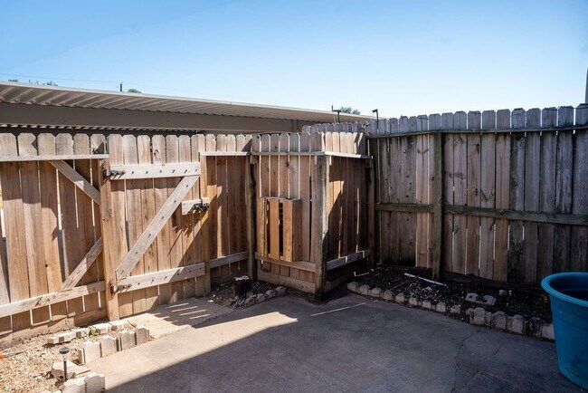 Building Photo - 6482 Alisa Ln