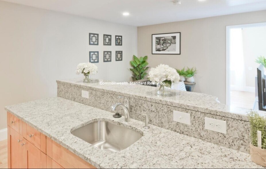 Building Photo - 76 Egmont St