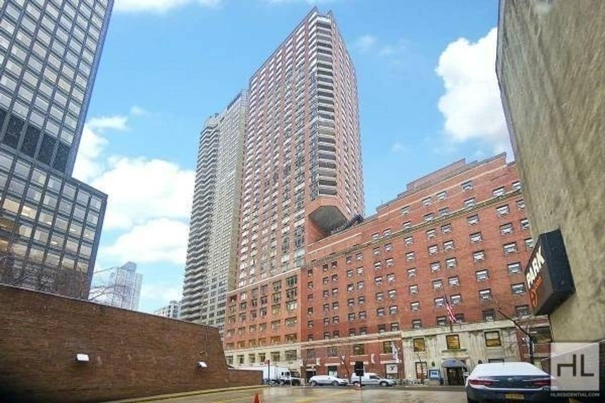 Building Photo - E 47TH ST