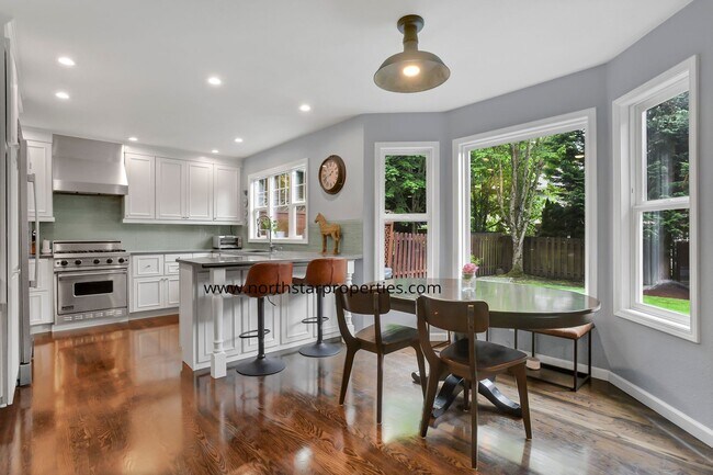 Building Photo - Lake Oswego Perfection