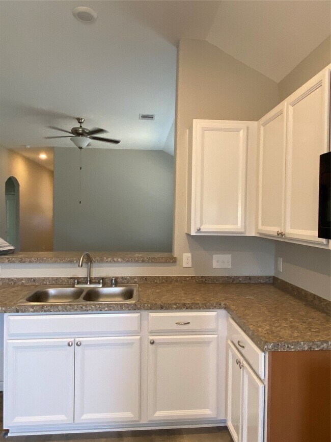 Building Photo - 16620 Merry Pines Dr