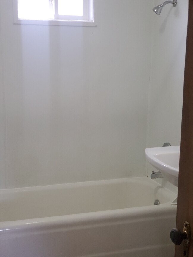 bathroom - tub/shower - 807 St Helens St