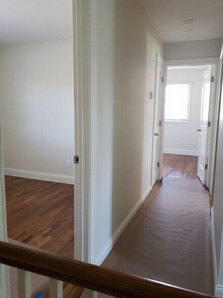 Building Photo - 34 Old East Neck Rd