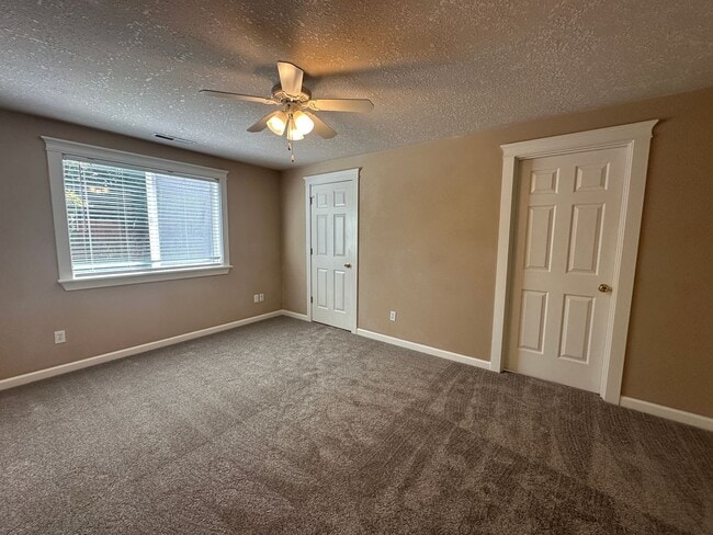 Building Photo - Three Bedroom Two Bath Home
