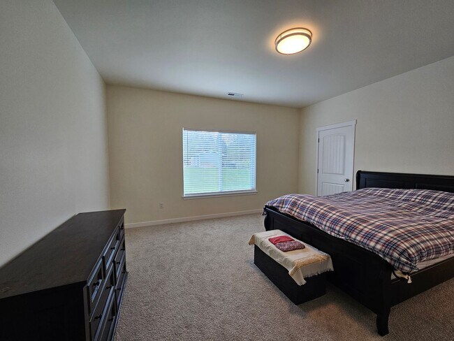 Building Photo - Spacious 4-bedroom Retreat