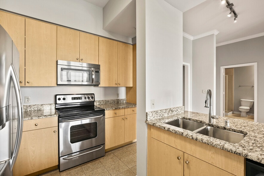 Building Photo - 3225 Turtle Creek Blvd