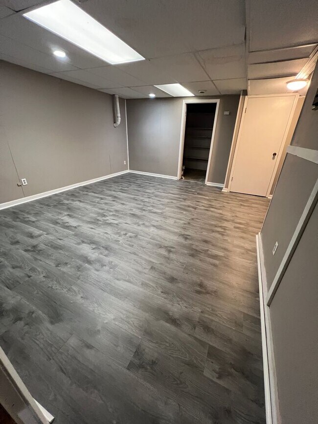 Building Photo - 4 bedroom/3 baths house