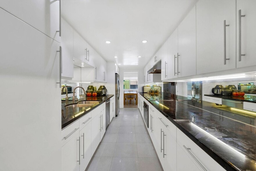 Building Photo - 7259 Hillside Ave