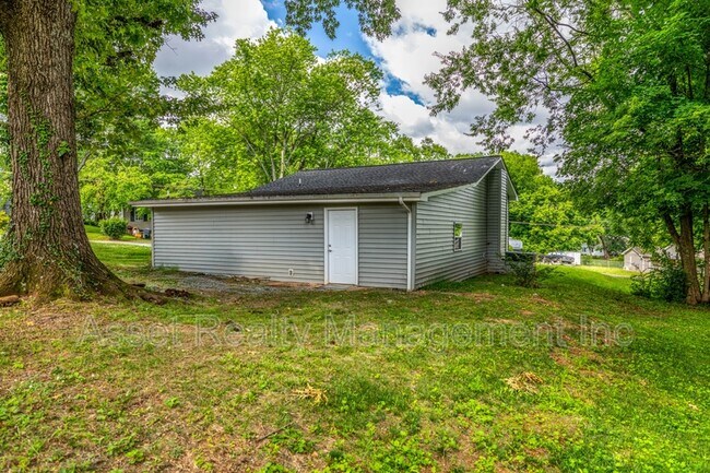 Building Photo - 2208 Sanderson Rd