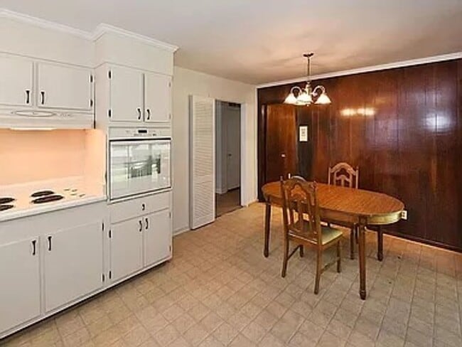 Building Photo - Discover the perfect blend of comfort and ...