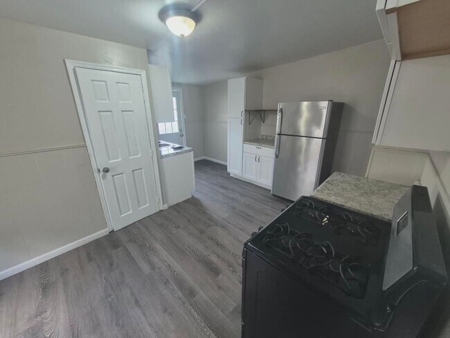 Building Photo - 417 Emma St