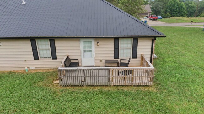 Building Photo - 180 Lilly Ln